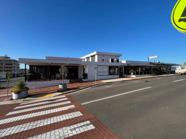 Best Sports Bars in Gladstone Central - The Queens Hotel Gladstone