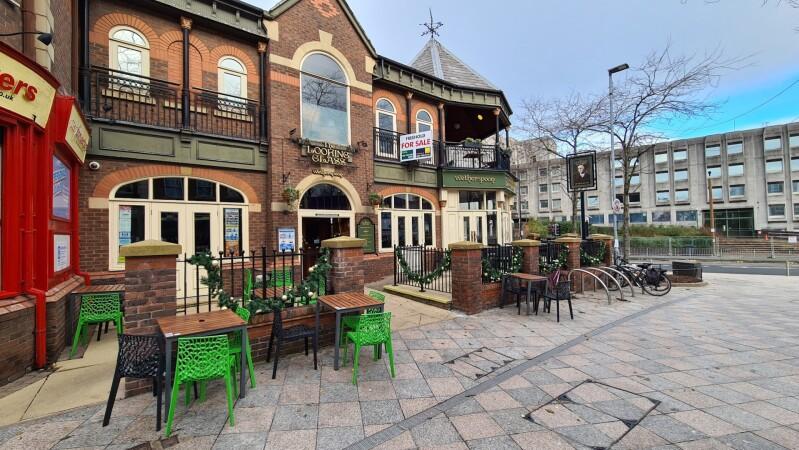 Best Sports Bars in Warrington - The Looking Glass