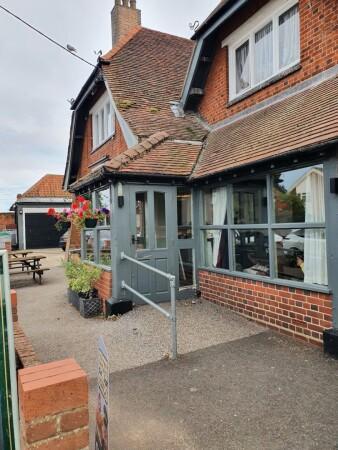 Best Sports Bars in Ipswich - White Horse Felixstowe