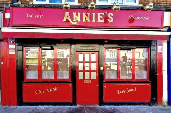 Best Sports Bars in London - Annie Twomey's