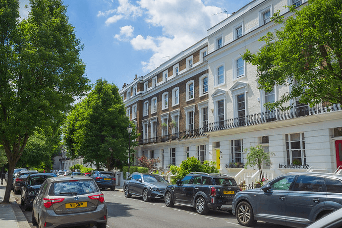 Bayswater offers a mix of classic pubs and modern sports bars, providing a relaxed yet lively atmosphere to catch live games with a great selection of drinks.