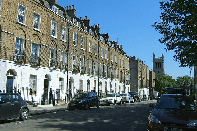 Islington combines trendy bars and traditional pubs, making it a great spot for enjoying live sport with friends.