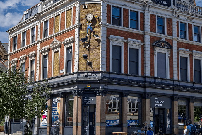Notting Hillâs vibrant pubs and stylish bars make it a great choice for enjoying live sport in a chic yet relaxed atmosphere.