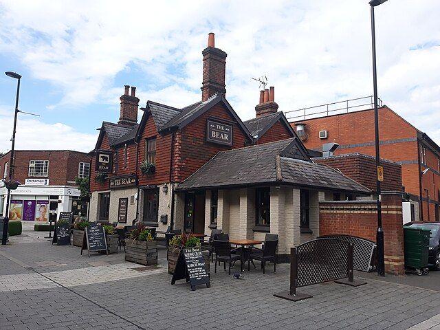 Camberley’s High Street is the go-to for sports fans, with modern bars and traditional pubs offering big screens and a buzzing matchday vibe.