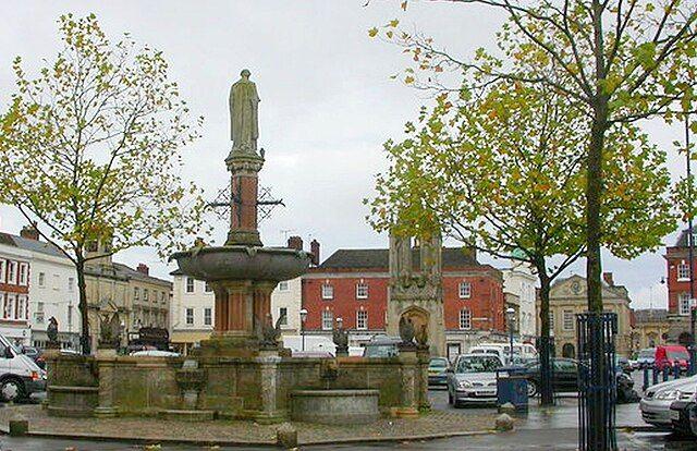 Catch all the action in Devizes’ Market Place, where traditional pubs offer a welcoming spot to enjoy football, rugby, and more with fellow fans.